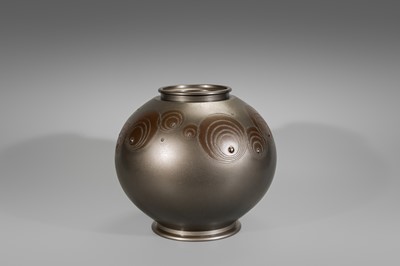 ARISU MITSUO: A HEAVY SILVER PATINATED BRONZE VASE