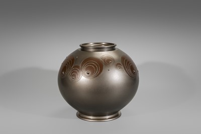 ARISU MITSUO: A HEAVY SILVER PATINATED BRONZE VASE