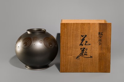 ARISU MITSUO: A HEAVY SILVER PATINATED BRONZE VASE