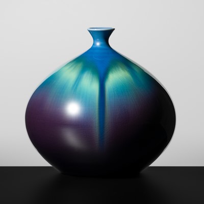 Lot 245 - TOKUDA YASOKICHI III: A FINE KUTANI-GLAZED PORCELAIN VASE
