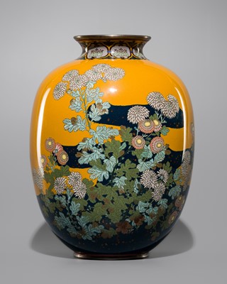 Lot 1077 - SHOBIDO: A FINE CLOISONNÉ ENAMEL VASE WITH FLOWERS