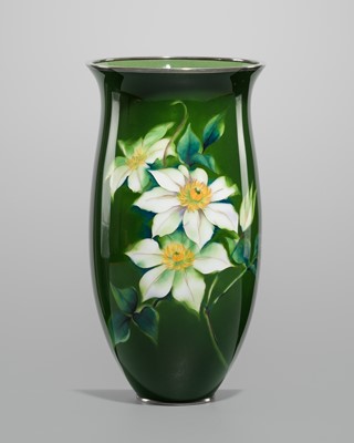 Lot 1081 - ANDO JUBEI: A LARGE CLOISONNÉ ENAMEL VASE WITH BLOSSOMING TESSEN (CLEMATIS)