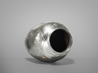 Lot 22 - KAWASHIMA TOSHU: A SUPERB AND LARGE GOLD-INLAID UCHIDASHI (REPOUSSÉ) SILVER ‘DRAGON’ VASE