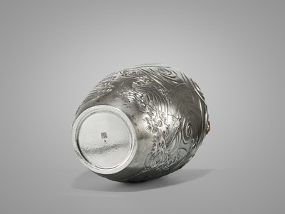 Lot 22 - KAWASHIMA TOSHU: A SUPERB AND LARGE GOLD-INLAID UCHIDASHI (REPOUSSÉ) SILVER ‘DRAGON’ VASE