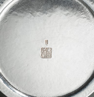 Lot 22 - KAWASHIMA TOSHU: A SUPERB AND LARGE GOLD-INLAID UCHIDASHI (REPOUSSÉ) SILVER ‘DRAGON’ VASE