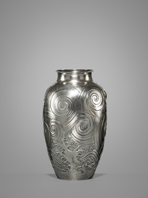 Lot 22 - KAWASHIMA TOSHU: A SUPERB AND LARGE GOLD-INLAID UCHIDASHI (REPOUSSÉ) SILVER ‘DRAGON’ VASE