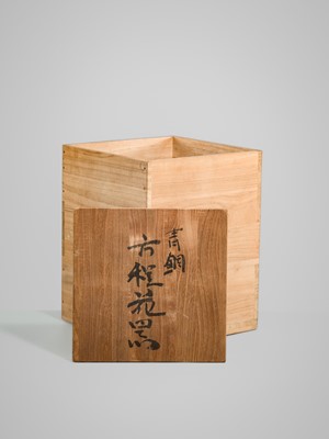 Lot 44 - ORIHARA KYUZAEMON: A MASSIVE BRONZE SQUARE VASE