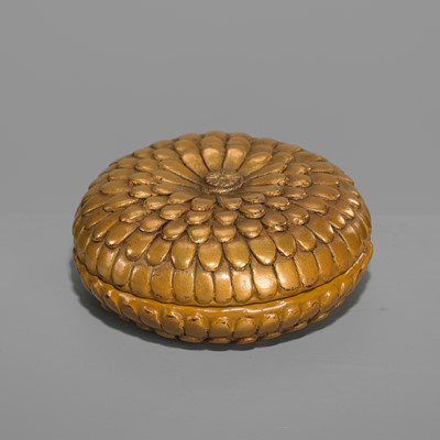 Lot 108 - A FINE GOLD-LACQUER ‘CHRYSANTHEMUM’ KOGO (INCENSE BOX)