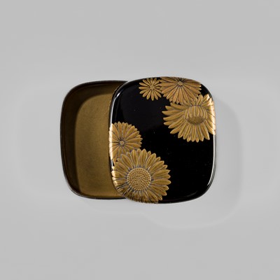 Lot 300 - IKEDA TAISHIN: A SUPERB MINIATURE LACQUER KOGO (INCENSE BOX) AND COVER DEPICTING KIKU (CHRYSANTHEMUMS)