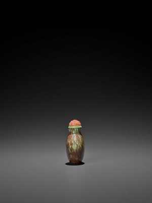 Lot 372 - A SANDWICHED GLASS SNUFF BOTTLE, QING DYNASTY