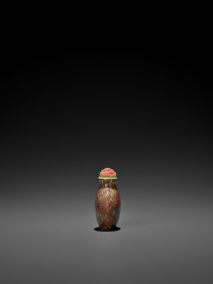Lot 372 - A SANDWICHED GLASS SNUFF BOTTLE, QING DYNASTY