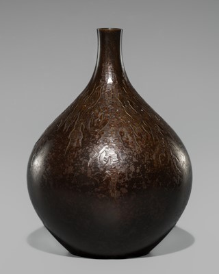 Lot 37 - KOMORI SUNRYU: A FINE BRONZE FLOWER VASE