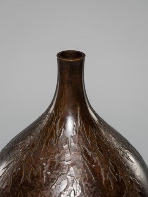KOMORI SUNRYU: A FINE BRONZE FLOWER VASE