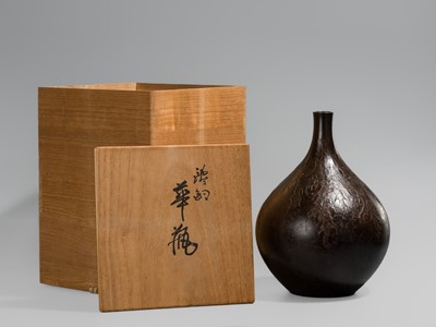 KOMORI SUNRYU: A FINE BRONZE FLOWER VASE