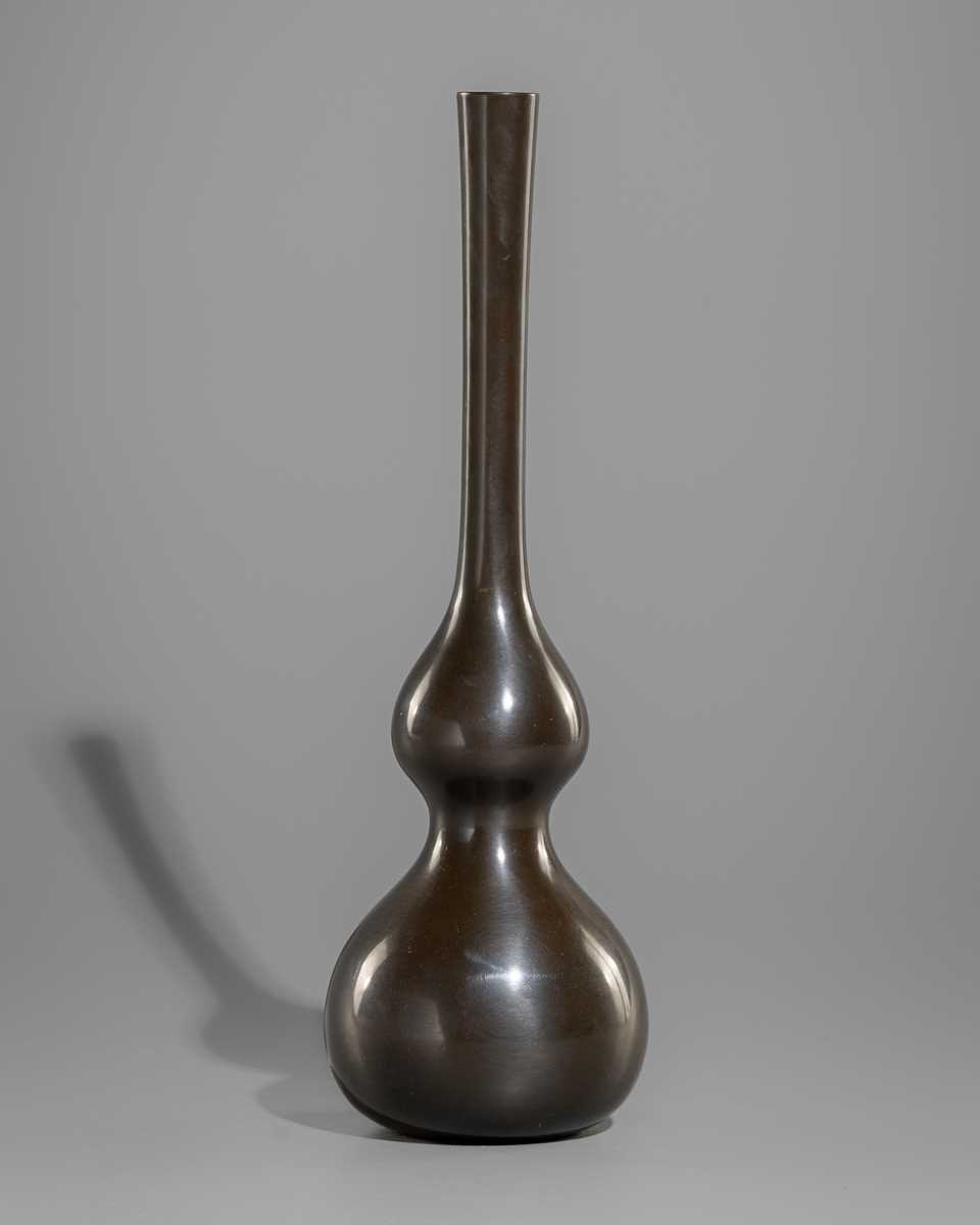 ICHINOSE SOSHIN: A FINE SAHARI BRONZE GOURD VASE
