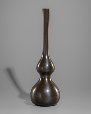 Lot 30 - ICHINOSE SOSHIN: A FINE SAHARI BRONZE GOURD VASE
