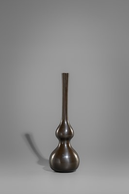 ICHINOSE SOSHIN: A FINE SAHARI BRONZE GOURD VASE