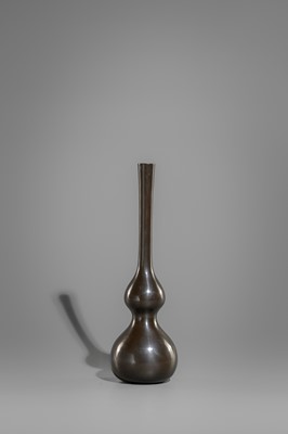 ICHINOSE SOSHIN: A FINE SAHARI BRONZE GOURD VASE