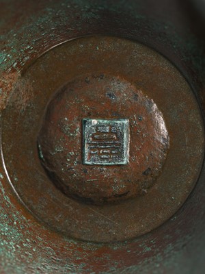 TOYOCHIKA TAKAMURA: A GREEN PATINATED BRONZE VASE