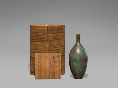 TOYOCHIKA TAKAMURA: A GREEN PATINATED BRONZE VASE