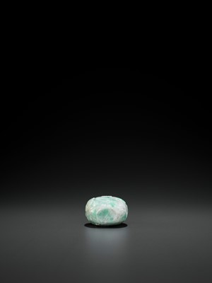 Lot 351 - A CARVED JADEITE SNUFF BOTTLE, QING DYNASTY