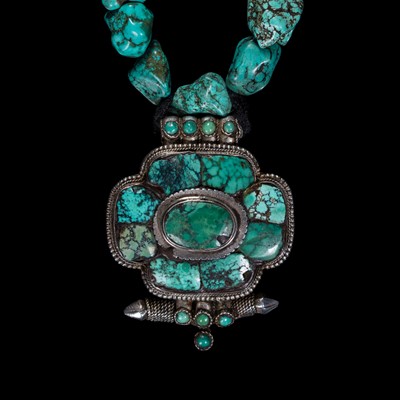 Lot 117 - A FINE TURQUOISE INLAID SILVER NECKLACE WITH AN AMULET BOX, GAU, 19TH CENTURY