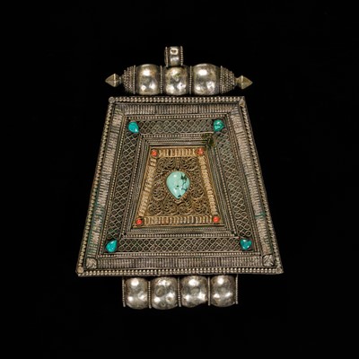Lot 139 - A TURQUOISE AND CORAL INLAID PARCEL-GILT METAL AMULET BOX, GAU, 19TH CENTURY