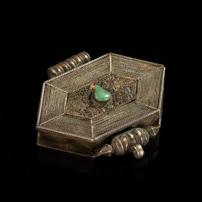 Lot 144 - A TURQUOISE AND CORAL INLAID SILVER AND BRONZE AMULET BOX, GAU, 19TH-EARLY 20TH CENTURY