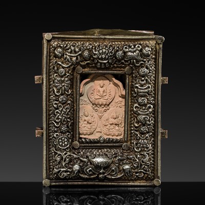 Lot 136 - A FINE SILVER AND COPPER GAU WITH THE EIGHT BUDDHIST EMBLEMS AND A TERRACOTTA TSA-TSA, 19TH CENTURY