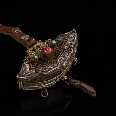 Lot 155 - A LARGE INLAID BRONZE AND SILVER ‘MAKARA’ TINDER POUCH, CHUCKMUCK, 19TH CENTURY