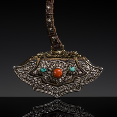 Lot 157 - AN INLAID BRONZE AND SILVER ‘FLOWER AND LION’ TINDER POUCH, CHUCKMUCK, 19TH CENTURY