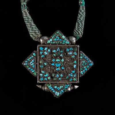 Lot 147 - A TURQUOISE INLAID SILVER NECKLACE WITH AN AMULET BOX, GAU, 19TH- EARLY 20TH CENTURY