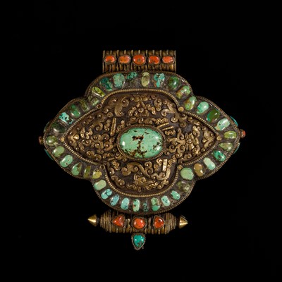 Lot 138 - A LARGE AND HEAVY SILVER AND GILT COPPER INLAID AMULET BOX DEPICTING AMOGAPASHA, GAU, 18TH CENTURY