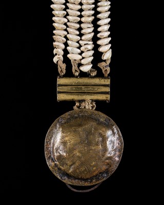 Lot 126 - A FINE COWRIE SHELL AND BRASS DODCHA (BELT ORNAMENT), EARLY 20TH CENTURY