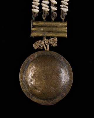 Lot 181 - A LARGE COWRIE SHELL AND BRASS DODCHA (BELT ORNAMENT), EARLY 20TH CENTURY