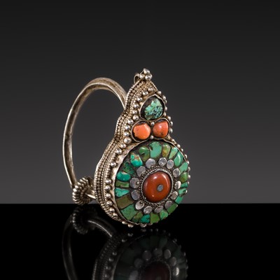 Lot 162 - A FINE CORAL AND TURQUOISE INLAID SILVER ORNAMENT, LATE 19TH CENTURY
