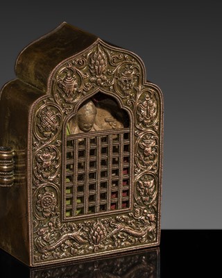 Lot 135 - A COPPER PORTABLE SHRINE WITH A CLAY TSA-TSA OF TSONGKHAPA, GAU, 19TH CENTURY