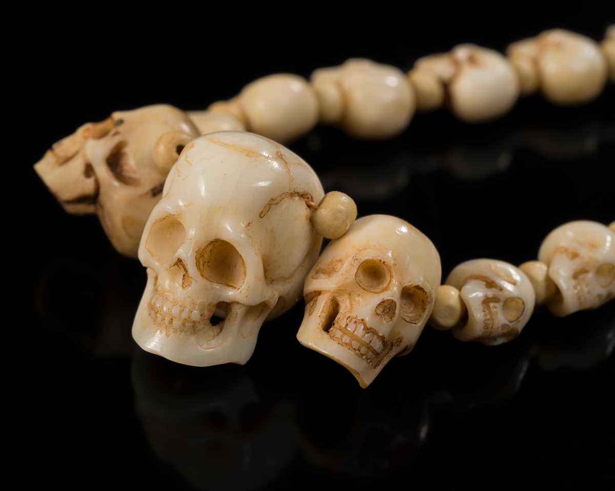 Lot 108 - AN EXCEPTIONALLY WELL CARVED BONE AND MARINE IVORY MALA WITH SKULL BEADS, SIN-‘PHEN, 18TH-19TH CENTURY