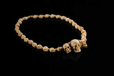 Lot 108 - AN EXCEPTIONALLY WELL CARVED BONE AND MARINE IVORY MALA WITH SKULL BEADS, SIN-‘PHEN, 18TH-19TH CENTURY