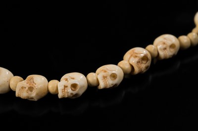 Lot 108 - AN EXCEPTIONALLY WELL CARVED BONE AND MARINE IVORY MALA WITH SKULL BEADS, SIN-‘PHEN, 18TH-19TH CENTURY