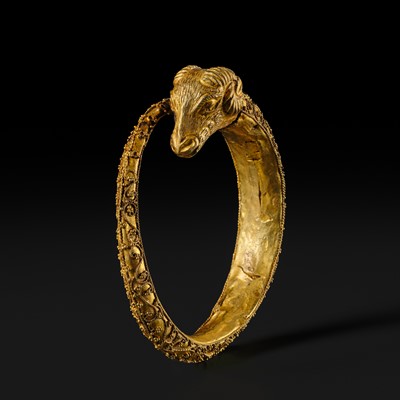 Lot 306 - A FINE HELLENISTIC REVIVAL GOLD ‘RAM’ BRACELET, 19TH CENTURY