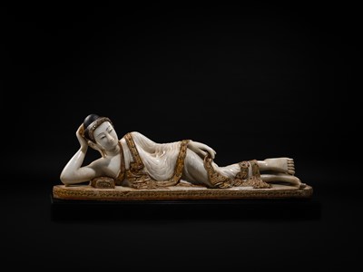 Lot 15 - A LARGE GLASS INLAID AND GILDED ALABASTER FIGURE OF THE RECLINING BUDDHA, MANDALAY PERIOD, 19TH CENTURY