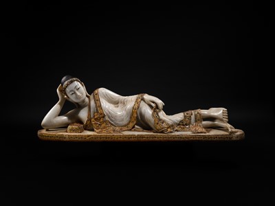 Lot 15 - A LARGE GLASS INLAID AND GILDED ALABASTER FIGURE OF THE RECLINING BUDDHA, MANDALAY PERIOD, 19TH CENTURY