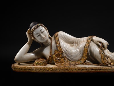 Lot 15 - A LARGE GLASS INLAID AND GILDED ALABASTER FIGURE OF THE RECLINING BUDDHA, MANDALAY PERIOD, 19TH CENTURY