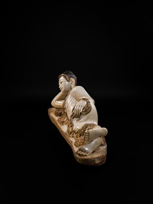Lot 15 - A LARGE GLASS INLAID AND GILDED ALABASTER FIGURE OF THE RECLINING BUDDHA, MANDALAY PERIOD, 19TH CENTURY