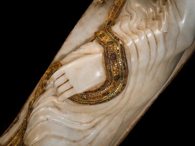 Lot 15 - A LARGE GLASS INLAID AND GILDED ALABASTER FIGURE OF THE RECLINING BUDDHA, MANDALAY PERIOD, 19TH CENTURY