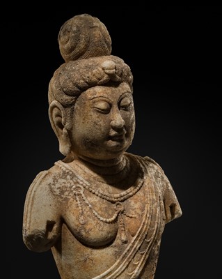 Lot 32 - A FINE MARBLE BUST OF GUANYIN, TANG DYNASTY