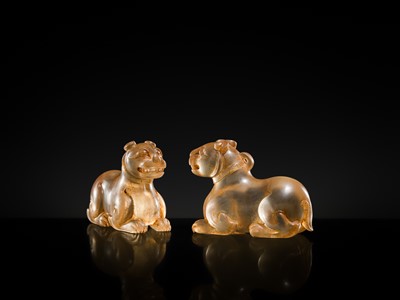 Lot 31 - AN EXCEPTIONALLY WELL CARVED PAIR OF ROCK CRYSTAL FELINE FIGURES, HAN DYNASTY