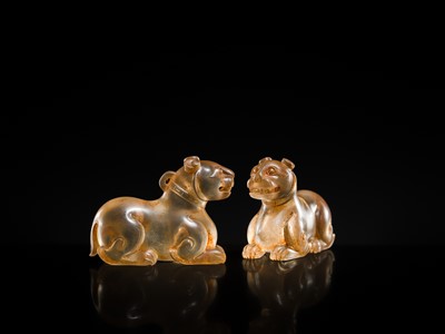 Lot 31 - AN EXCEPTIONALLY WELL CARVED PAIR OF ROCK CRYSTAL FELINE FIGURES, HAN DYNASTY