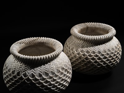 Lot 25 - A PAIR OF LOTUS-FORM MARBLE JARDINIÈRES, SHEKHAWATI REGION